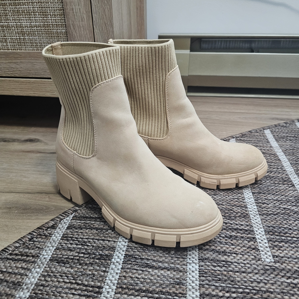 Women's Tan Chelsea Boots